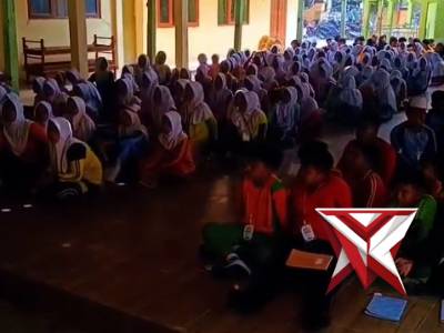 POLICE GO TO SCHOOL DI SMPN 1 KEDUNGGALAR
