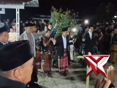 Kedekatan Kapolsek Seginim Dengan Masyarakat Dalam Acara Adat Istiadat Setempat