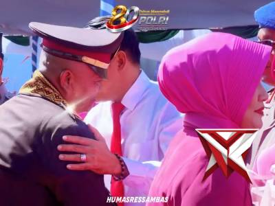 Polres Sambas Gelar Tradisi Pedang Pora, Lepas Dua Personel Memasuki Masa Purna Bhakti