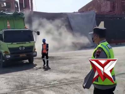 Patroli siang di Dermaga IV