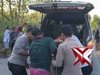 POLSEK NGASEM EVAKUASI KORBAN LAKA