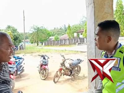 Bhabinkamtibmas memberikan himbauan kepada msayarakat