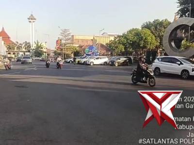 Live repot situasi arus lalu lintas di seputaran Simpang Tujuh Kudus