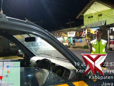 Anggota Polsek Dayeuhluhur melaksanakan giat patroli Malam
