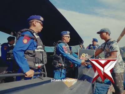 Delapan puluh tahun
Bukan sekadar perjalanan waktu
Melainkan kisah panjang pengabdian
Tentang komitm