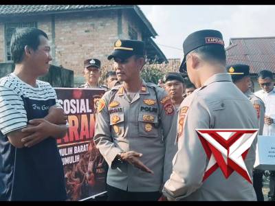 KAPOLRES PRABUMULIH MEMBERIKAN BANTUAN KEPADA KORBAN KEBAKARAN